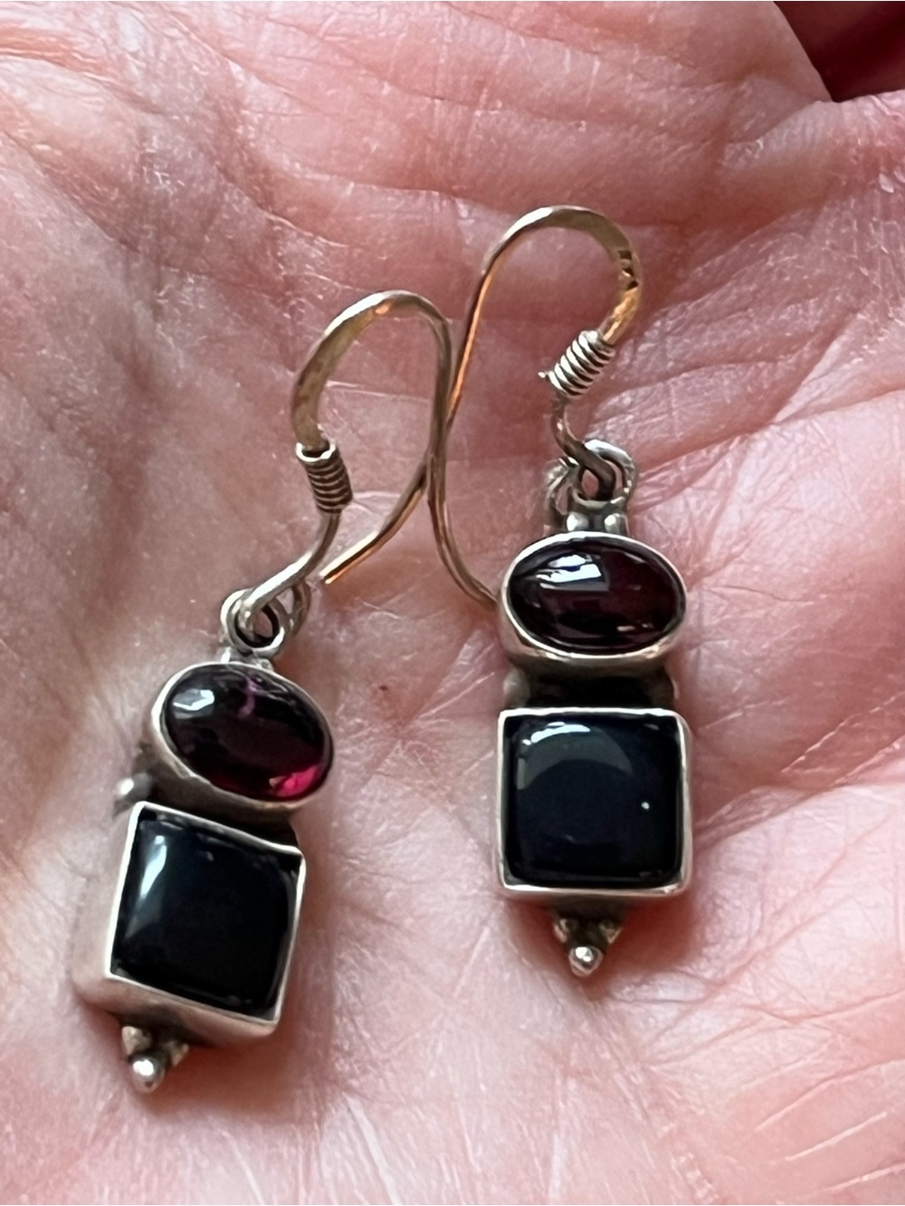 Gorgeous sterling silver 925 stamped wire earrings.   Garnet and black onyx.